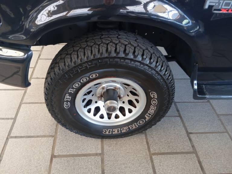 FORD - F-1000 - 1997/1998 - Preta - R$ 175.000,00